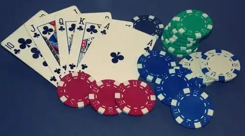 Người chơi Việt Nam trải nghiệm bàn baccarat live casino trên điện thoại