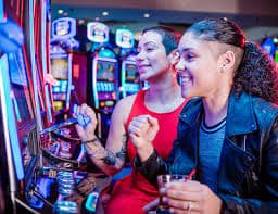 Màn hình casino live với dealer phát sóng trực tiếp tại dagac4